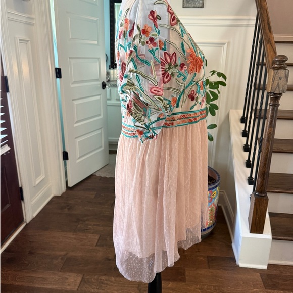 Tassels N Lace NWOT Floral Embroidered High/ Low Top with Sheer Overlay - Picture 3 of 6